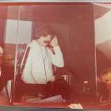 Mino Balestra ha cominciato come deejay (qui � nella discoteca Computer club studio 394) e come deejay ha esordito (nel 1976 con Bari Radio Uno), nel mondo delle emittenti libere